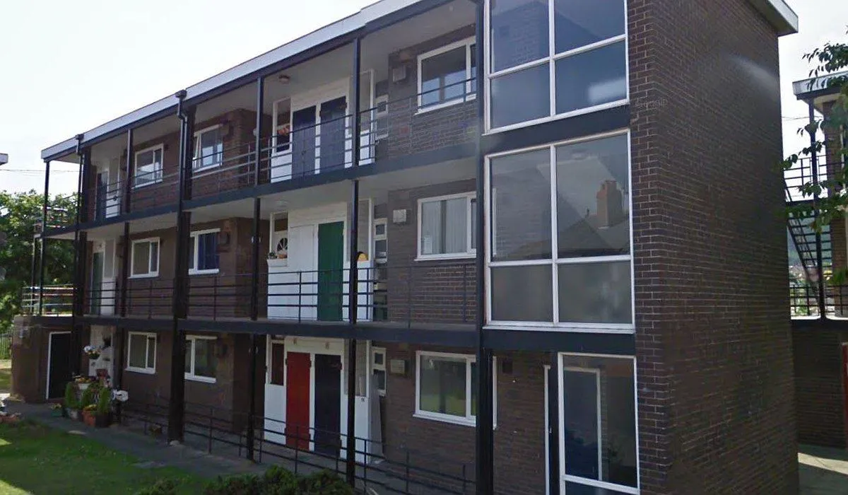 Hen fflatiau yn Heol Caradog, Prestatyn. Mae gan y fflatiau DU allan Brown gyda balconïau wedi'u cripo