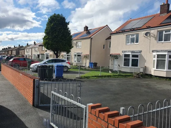 Rhes o dai cyngor lled-ddynodedig yn y Rhyl