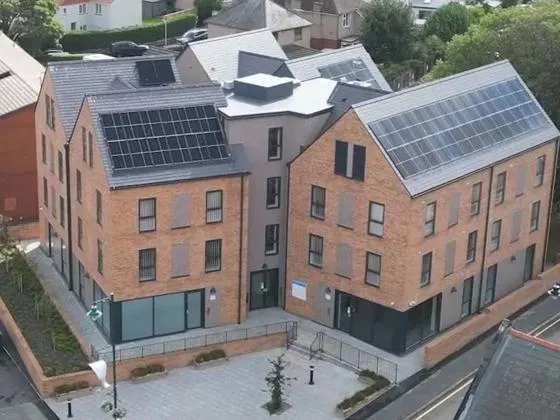 Bloc adeiladu yn Llys Llên sy'n dai cyngor effeithlon o ran ynni