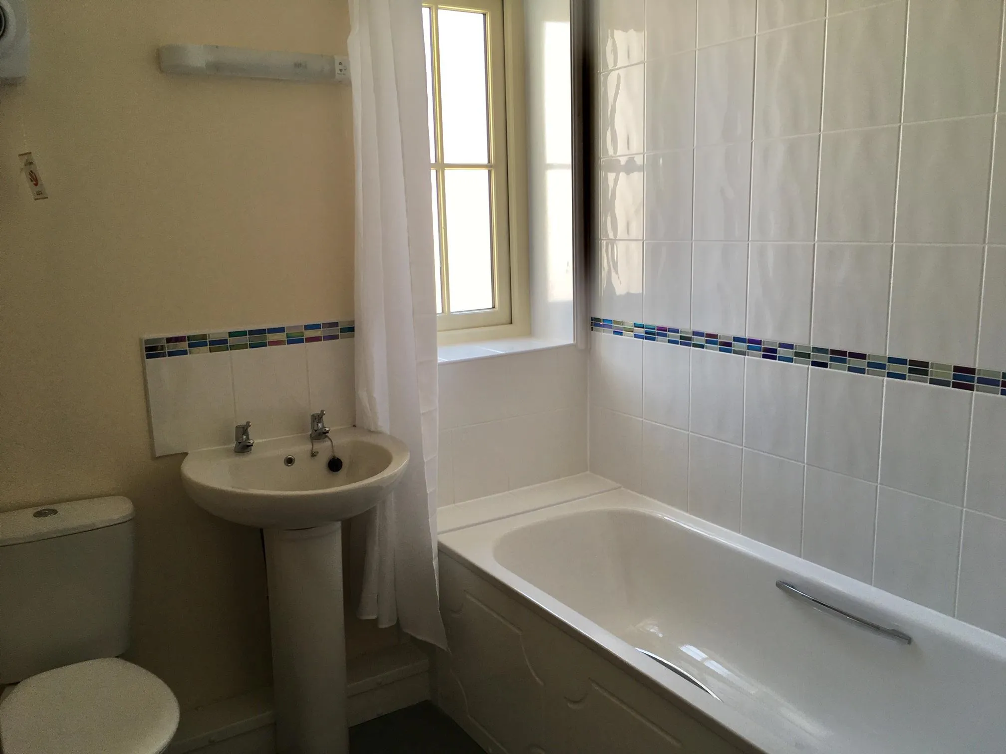 Ystafell ymolchi Wen newydd gyda dros y gawod bath