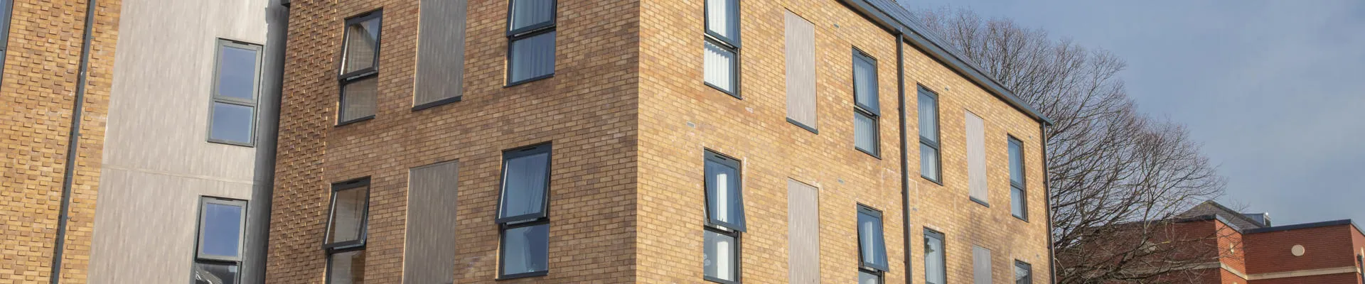 Adeiladu safle'r hen lyfrgell ym Mhrestatyn sydd wedi'i hadnewyddu'n fflatiau