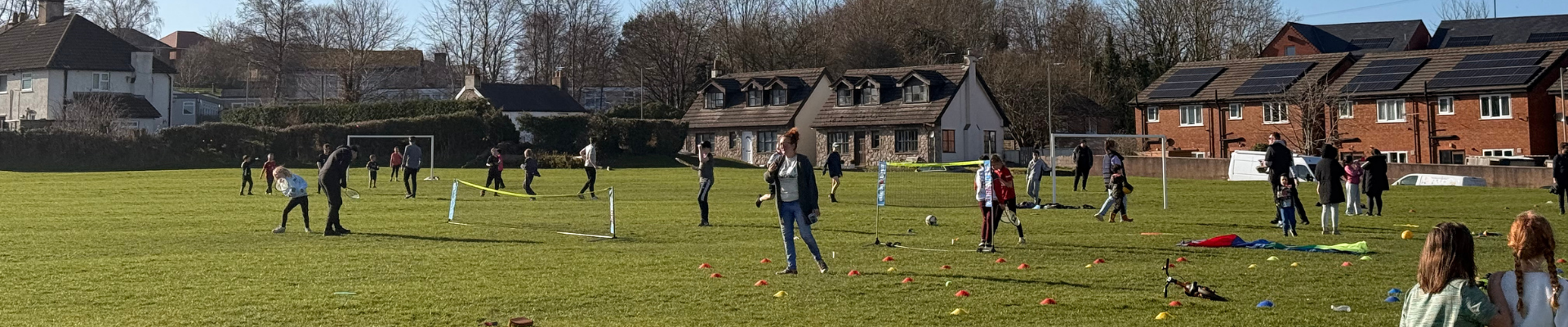 Meysydd chwarae gyda llawer o bobl o gwmpas yn chwarae chwaraeon.